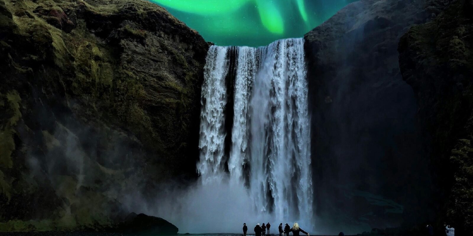 Aurora boreal sobre una cascada