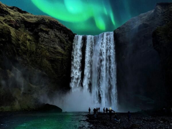 Aurora boreal sobre una cascada