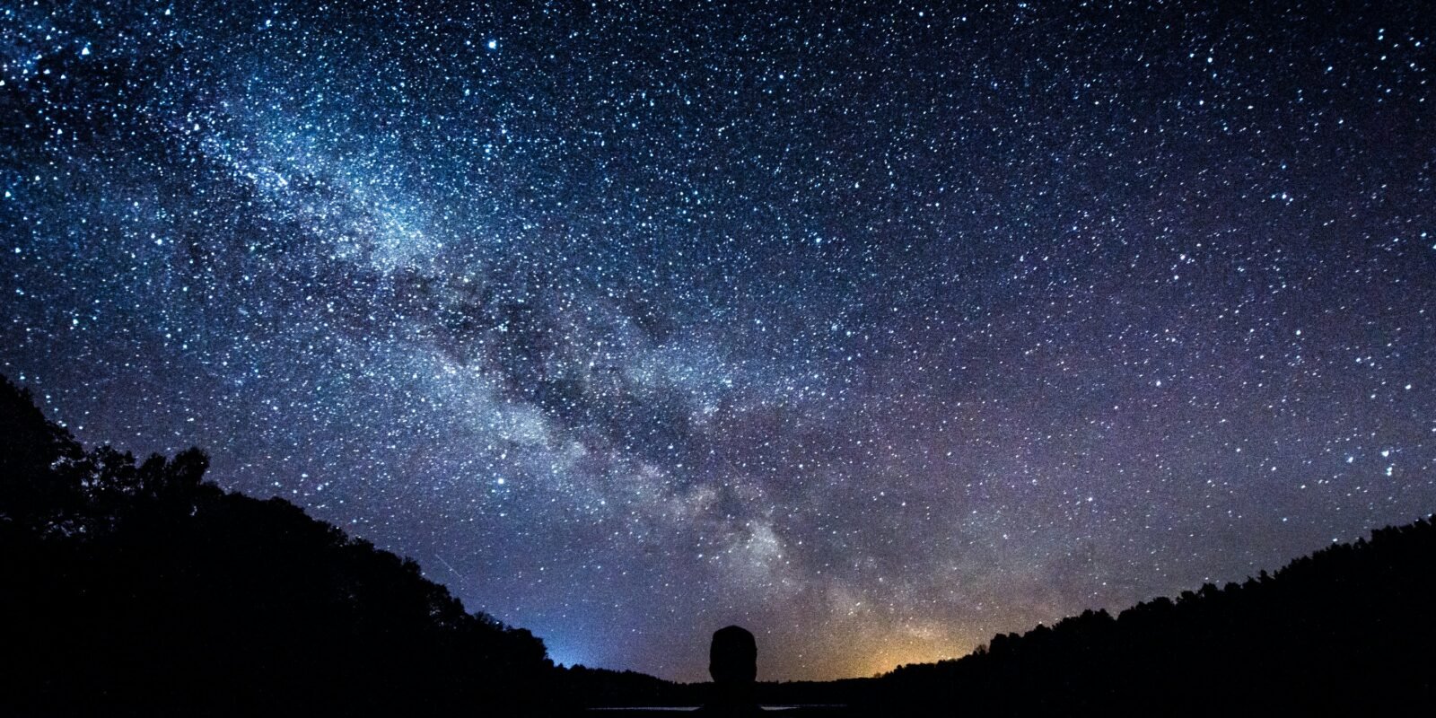 cielo con estrellas y la vialactea