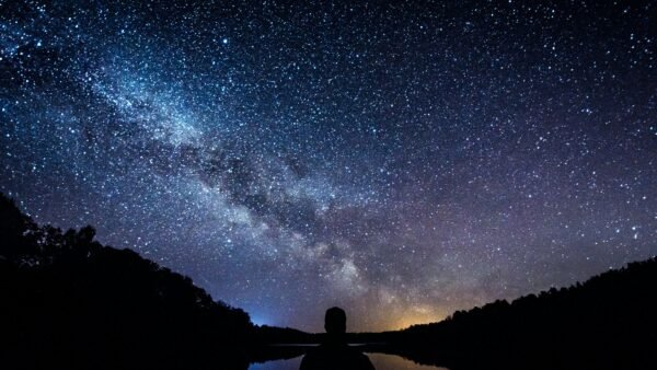 cielo con estrellas y la vialactea