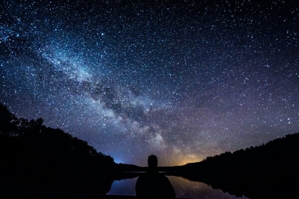 cielo con estrellas y la vialactea